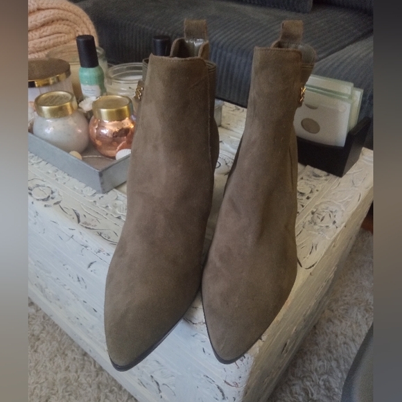 🆕⭐ Michael Kors Olive green suede booties - Picture 5 of 11